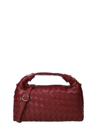 Geweven rode leren handtas met dubbele handvatten, verstelbare schouderriem en ritssluiting. Compacte vorm met een gestructureerd oppervlak.