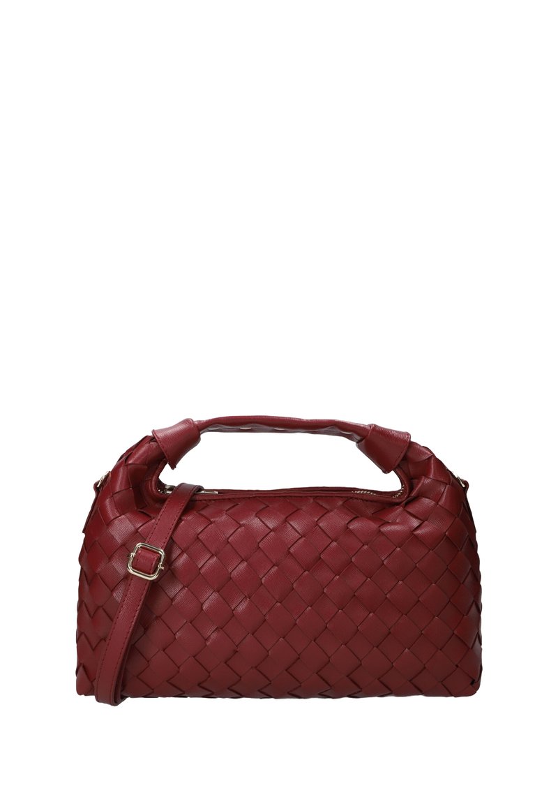 Geweven rode leren handtas met dubbele handvatten, verstelbare schouderriem en ritssluiting. Compacte vorm met een gestructureerd oppervlak.