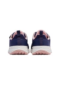 Marineblaue Sportschuhe mit pinken Akzenten, Obermaterial aus Mesh, gepolstertem Schaft und weißen Gummisohlen. Verfügt über eine Schlaufe an der Ferse für ein einfaches Anziehen.