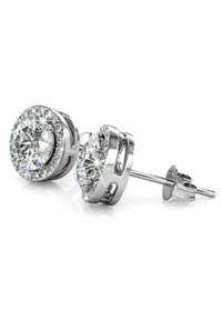 Orecchini rotondi in argento con un grande gemma centrale trasparente circondata da piccoli accenti scintillanti, con una finitura lucida e chiusura a perno.