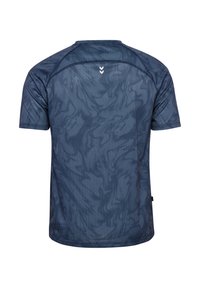 Blå sporttröja med korta ärmar, subtilt vertikalt randmönster och två vita vinkelpilar centrerade nära övre ryggen.