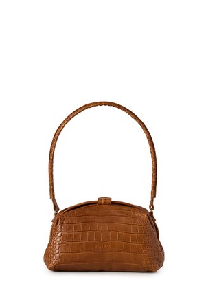 Sac à main en cuir marron à texture croco, avec une poignée supérieure incurvée et le nom de la marque discrètement embossé sur le devant.