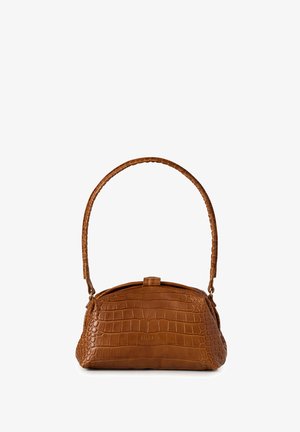 Sac à main en cuir marron à texture croco, avec une poignée supérieure incurvée et le nom de la marque discrètement embossé sur le devant.