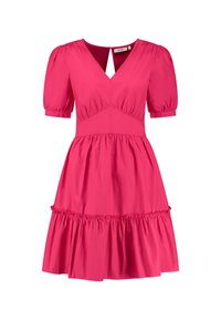 Robe rose vif mi-longue aux genoux avec manches ballon, encolure en V, taille cintrée, jupe à volants et fermeture à boutons au dos.