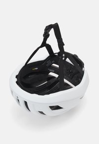 Casque de vélo blanc avec un design aérodynamique élégant, des sangles noires ajustables, des évents de ventilation et un rembourrage intérieur doux pour le confort.