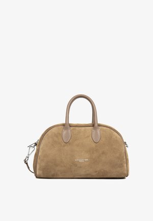 Braune Wildleder-Handtasche mit abgerundetem oberen Rand, zwei Ledergriffen und abnehmbarem Schulterriemen, mit Lancaster Paris Logo auf der Vorderseite.