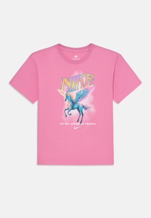 Camiseta de algodón color rosa con un gráfico de un unicornio azul con alas, la palabra "NIKE" en amarillo negrita y la frase "en las alas de la victoria".