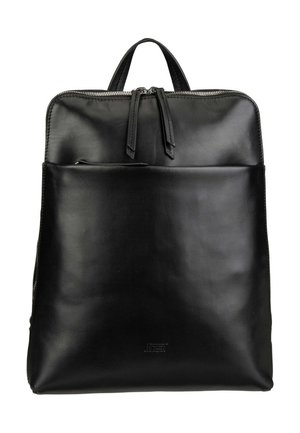 Schwarzer rechteckiger Rucksack aus Leder mit Reißverschlusstasche vorne, zwei oberen Reißverschlusszügen und einer einzelnen Trageschlaufe oben.