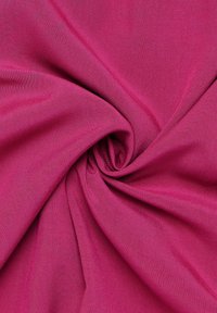 Tessuto stretch fucsia, dalla texture liscia, attorcigliato in una spirale, che mette in risalto il suo intenso colore e il design leggero. Ideale per varie applicazioni tessili.