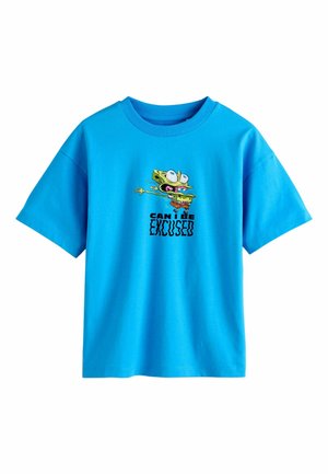 Blaues kurzärmliges T-Shirt aus Baumwolle mit einem grafischen Druck eines Cartoon-Charakters und dem Text "DARF ICH WEGGEGANGEN SEIN" darunter.