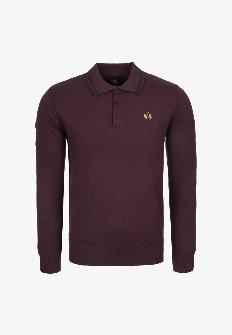 Polo de manga larga burdeos hecho de tela de punto. Cuenta con una tapeta de dos botones, cuello a rayas y un pequeño emblema dorado en el pecho.
