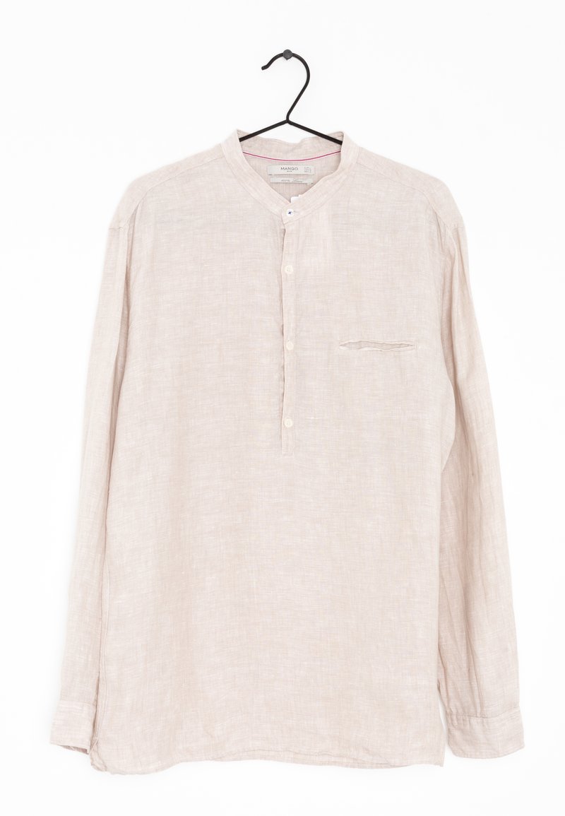 Camisa de manga larga color beige claro hecha de lino texturizado. Presenta un cuello mao, una tapeta delantera con botones y un único bolsillo en el pecho.