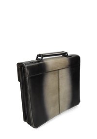 Maletín de cuero negro con acabado degradado, mango superior único, costuras blancas en contraste y un diseño estructurado.