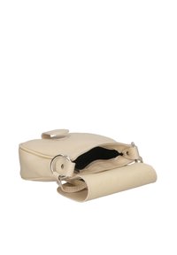 Borsa a tracolla in pelle beige con forma arrotondata, tasca esterna con pattina, accessori in argento e interno con zip. Superficie testurizzata.
