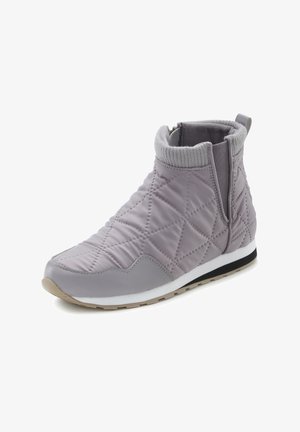 Gepolsterter hellgrauer Knöchelstiefel mit elastischen Seitenteilen, grauem Strickkragen und schwarzer Sohle. Glattes Material mit einer gepolsterten Gestaltung.