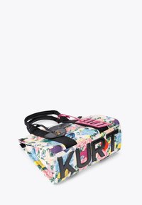 Borsa a stampa floreale multicolore con dettagli in pelle nera, chiusura in metallo e scritta audace "KURT" sul davanti.