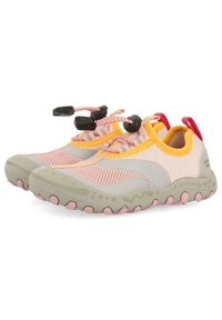 Zapatos ligeros y transpirables en rosa, gris y amarillo. Parte superior de malla, suela de goma con acentos rosas y cordones ajustables con sistema de ajuste.