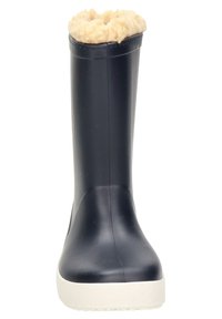 Botte en caoutchouc noire avec une doublure en fourrure beige sur le dessus, texture lisse, forme arrondie et semelle en caoutchouc blanche.