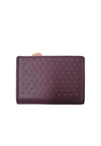 Portafoglio in pelle viola con superficie lavorata, caratterizzato da piccoli borchietti metallici e una cerniera con tirante tono oro, forma rettangolare, design compatto.