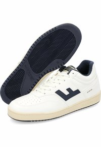 Zapatillas retro blancas con acentos en color marino, caja de puntera perforada, mediasuela texturizada en color crema y suela de goma con patrón de espiga.