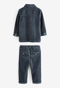 Veste pour tout-petit en velours côtelé bleu foncé avec poignets à boutons et pantalon assorti à taille élastique avec poches arrière boutonnées.