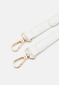 Biała skórzana taśma z złotymi akcesoriami, z dwoma zatrzaskami na każdym końcu i gładką fakturą. Minimalistyczny design bez wzorów.