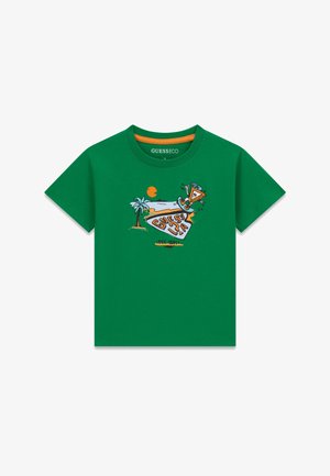 T-shirt vert manches courtes avec un dessin cartoon d'un skateur, un palmier, le soleil et le texte "GUESS LA" sur le devant.