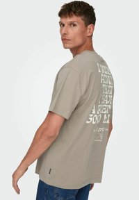 Only & Sons ONSPEANUTS RLX SS  - T-shirt con stampa - vintage khaki
