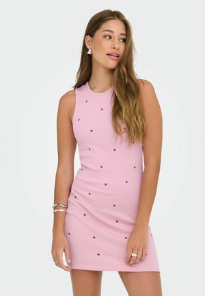 Ribbad rosa ärmlös klänning med små burgundy blommor, åtsittande form och rund halsringning, lämplig för avslappnad användning.