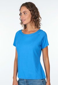 Blaues T-Shirt mit kurzen Ärmeln, rundem Halsausschnitt und lockerer Passform, aus weichem Stoff gefertigt. Glatte Textur, keine sichtbaren Muster oder Akzente.