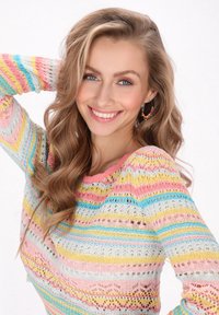 Pulover tricotat multicolor, cu dungi roz, albastru, galben și alb, având modele cu deschidere. Mâneci lungi și decolteu rotund.