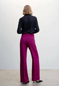Fuchsia wijde broek met hoge taille en details van achterzakken, gecombineerd met een zwart langemouwen top. Gladde textuur, op maat gemaakt ontwerp.