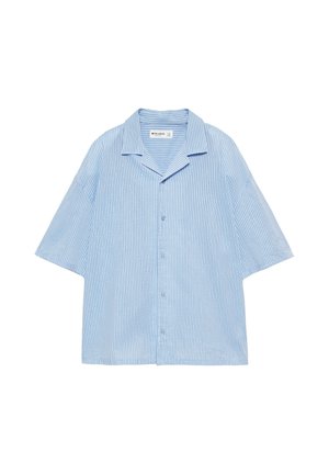 Chemise bleu clair à manches courtes avec fines rayures blanches verticales, un col et des boutons à l'avant.