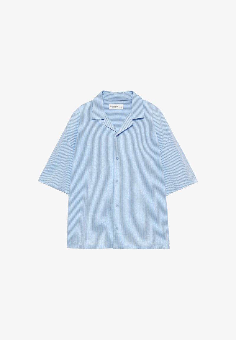 Chemise bleu clair à manches courtes avec fines rayures blanches verticales, un col et des boutons à l'avant.