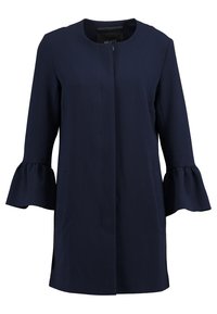 Námorně modrý dámský kabát s dlouhými rukávy končícími v rozšířených manžetách, kulatým výstřihem a skrytým předním zapínáním.