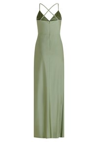 Grünes Satin-Maxikleid mit tailliertem Oberteil, überkreuzten Trägern hinten und einem seitlichen Schlitz. Glatte Textur und elegantes Design für eine geschmeidige Silhouette.