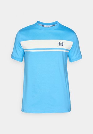 Jasnoniebieska koszulka z krótkim rękawem z białym poziomym paskiem i małym logo na klatce piersiowej. Wykonana z miękkiego materiału bawełnianego.