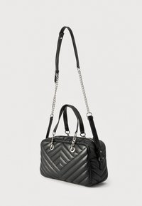 Μαύρο καπιτονέ τσάντα χειρός με σχέδιο ζιγκ-ζαγκ, δύο κοντές λαβές και μακριά ρυθμιζόμενη αλυσίδα και δερμάτινο ιμάντα ώμου.