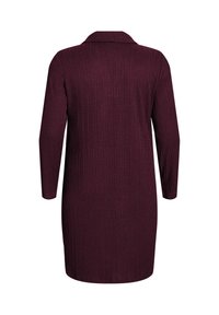 Burgundy stickad klänning med krage, långa ärmar, ribbat mönster och rak skärning, designad för avslappnad användning.