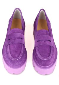 Mocassini in suede viola con suola spessa, caratterizzati da un design cucito a mocassino e una finitura liscia nella zona delle punte.