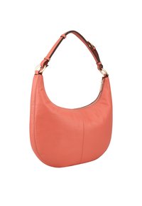 Koraal leren hobo tas met een gebogen silhouette, zachte textuur en een enkele verstelbare schouderriem met gouden hardware accenten.