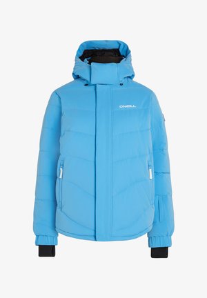 Lichtblauwe pufferjack met hoge kraag en capuchon. Beschikt over ritszakken, elastische manchetten en een gladde, gewatteerde textuur.