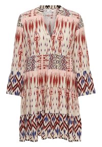 Vestido estampado en tela ligera, con un profundo escote en V, mangas largas y un dobladillo con volantes en capas. Los colores incluyen crema, rojo y azul.