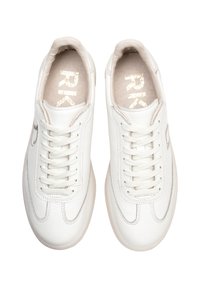 Sneakers in pelle bianca con superficie testurizzata, punta rotonda e lacci piatti. Presentano un branding sottile in metallo dorato sulla soletta.