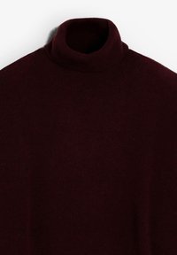 Suéter de cuello alto burdeos oscuro con un cuello acanalado y una textura de punto suave, exhibido plano sobre un fondo claro.