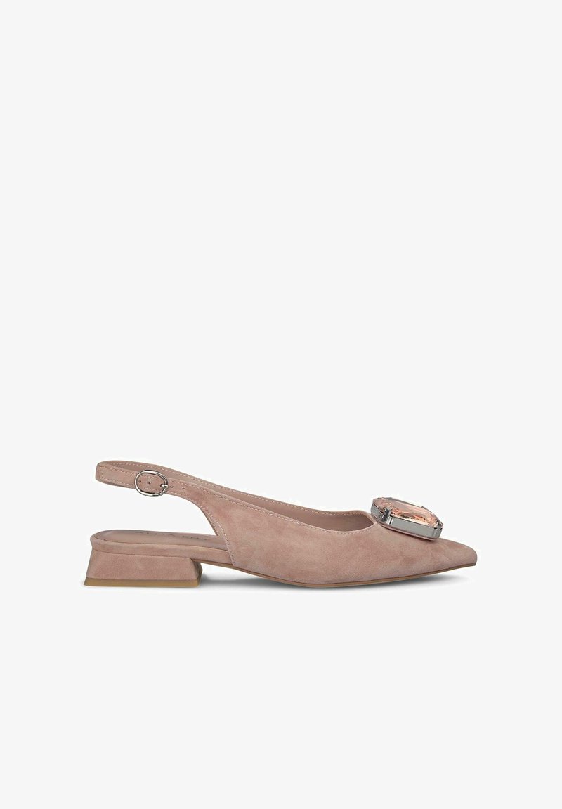 Scarpa slingback in suede rosa con tacco basso e grande gemma decorativa sulla punta. Tessuto liscio e design della punta appuntita. Cinturino regolabile con fibbia.