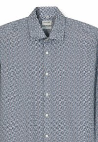 Blau gemustertes Hemd mit geometrischem Design, aus dehnbarem Stoff, mit spitzem Kragen und weißen Knöpfen.