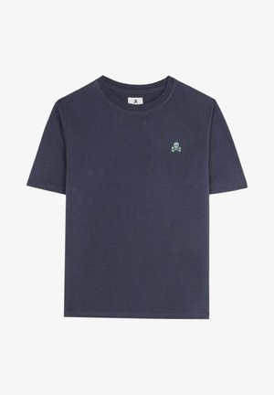 Camiseta de algodón de manga corta en azul marino con cuello redondo y un pequeño logo de calavera verde claro en el lado izquierdo del pecho. Textura suave.