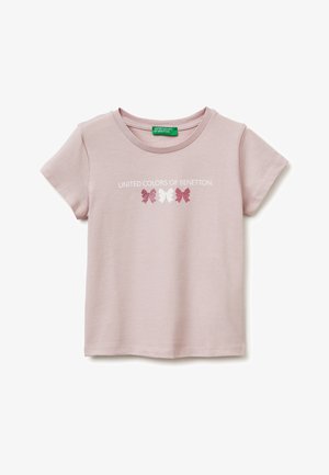 Jasnoróżowa koszulka z krótkim rękawem z napisem "UNITED COLORS OF BENETTON" oraz trzema ilustracjami kokardek w kolorach różowym i białym na środku klatki piersiowej.