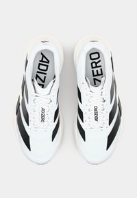 Paar weiße Laufschuhe mit schwarzen Streifen, Draufsicht, gebrandmarkt mit "ADIZERO" und "ZERO" auf Einlegesohlen und Zunge.